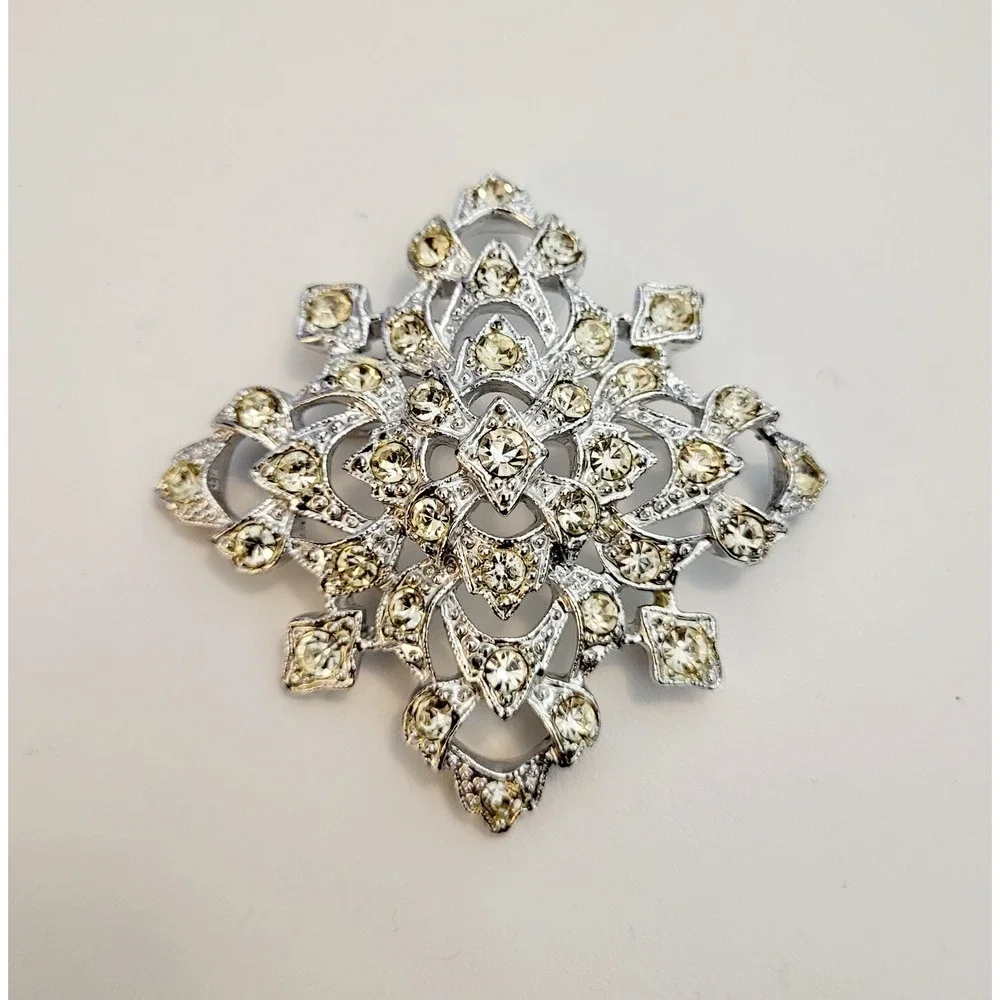 Vintage Sarah Coventry Signed Brooch Pin‎ Clear Rhinestones Leading Lady 1970
